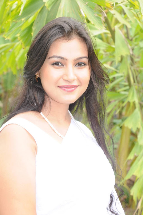 Hot Tamil Actress in White Saree Photos film pics